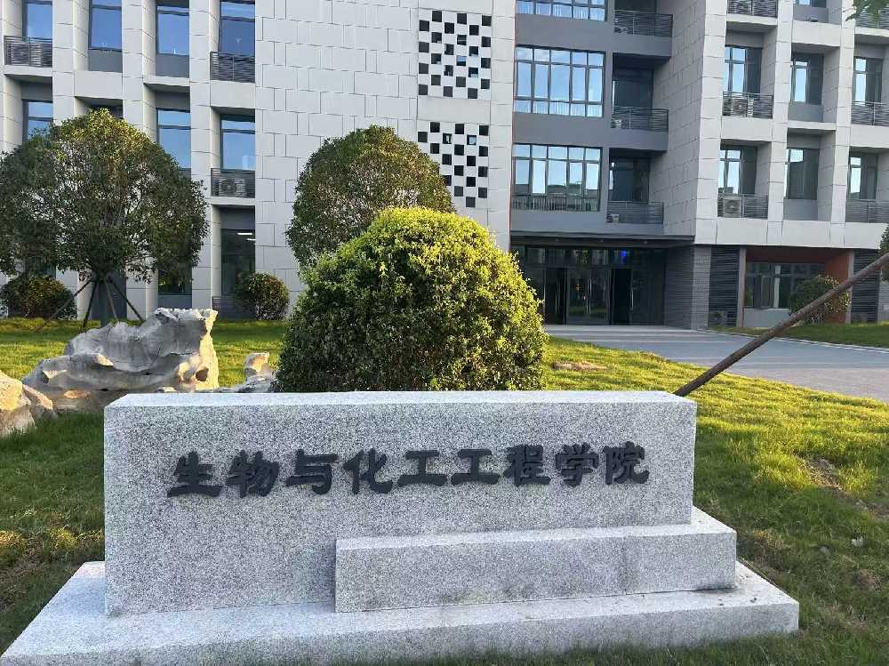曲靖市扬州职业大学体育场高杆灯项目